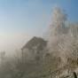 Ambiance hivernale : le gîte sous le givre