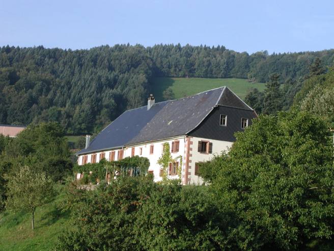 L'ancienne ferme avec la chambre d'hôte aménagée dans le grenier et le gîte en-dessous