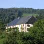 L'ancienne ferme avec la chambre d'hôte aménagée dans le grenier et le gîte en-dessous